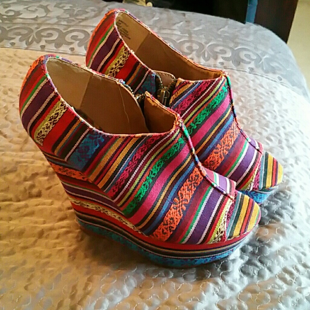 Steve Madden tribal wedges